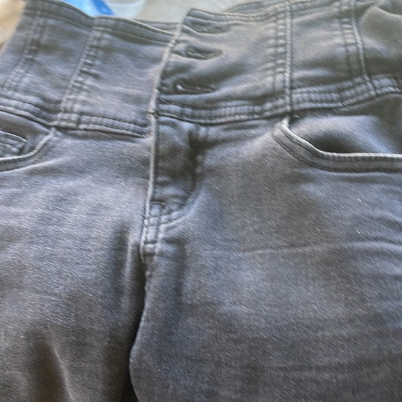 High rise size 7 capris no boundaries - Picture 4 of 4